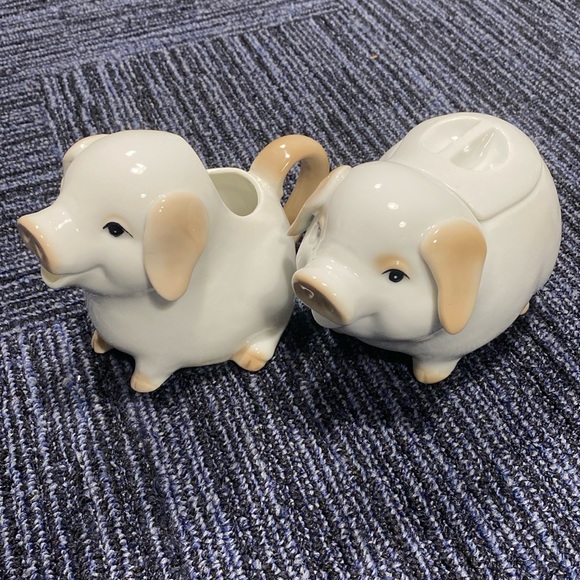 standing and sitting piggies henriksen set of 2